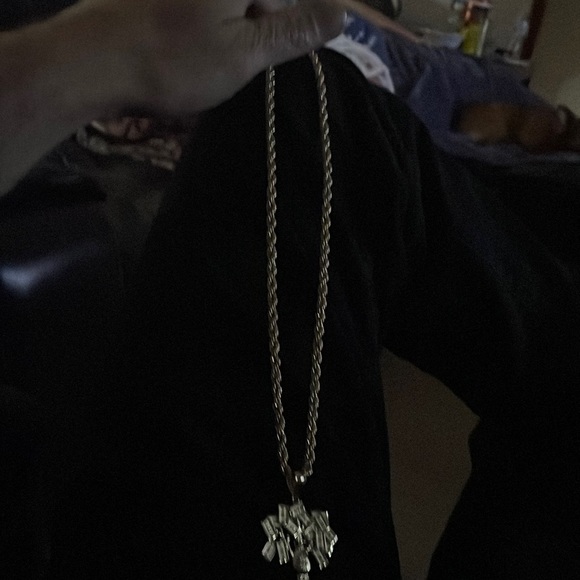 This rope is 10 karat 22in and a seven mm - Picture 1 of 3